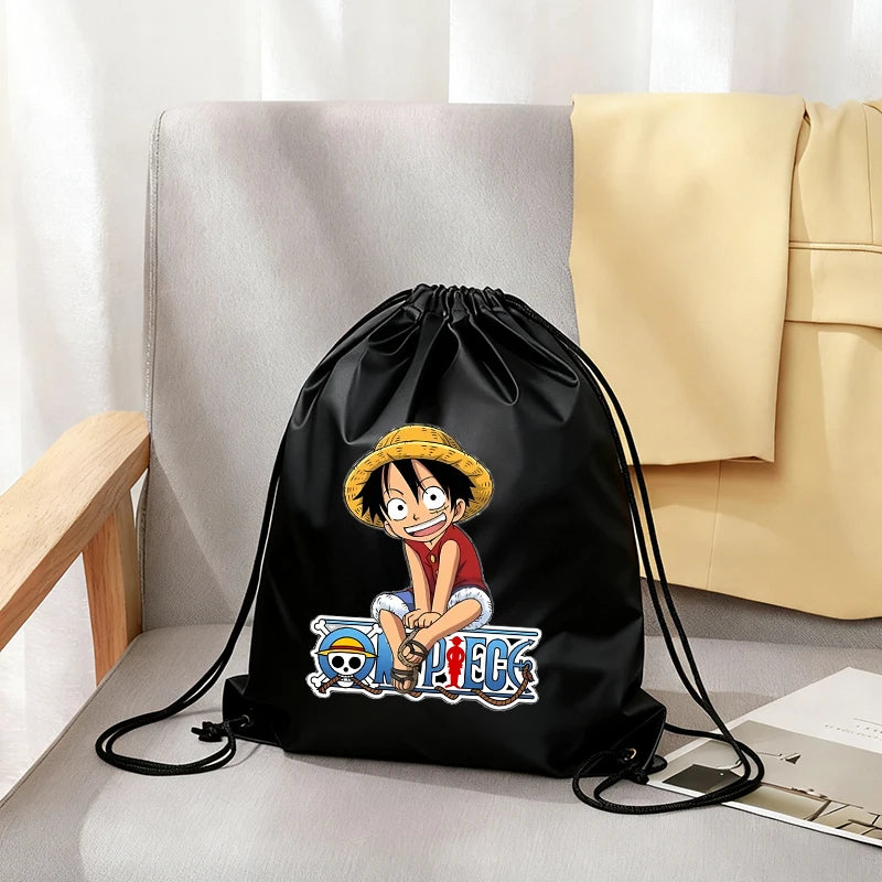 Borsa sportiva pieghevole portatile con coulisse nera per ragazzi, ispirata all'anime One Piece, con doppia tracolla, per palestra e tempo libero.