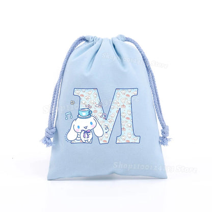 Simpatica borsa con coulisse per ragazza Cinnamoroll Sanrio Lettera Anime AZ Stampa portatile per bambini Kawaii Festa di compleanno Tasca a mano Giocattolo Custodia regalo
