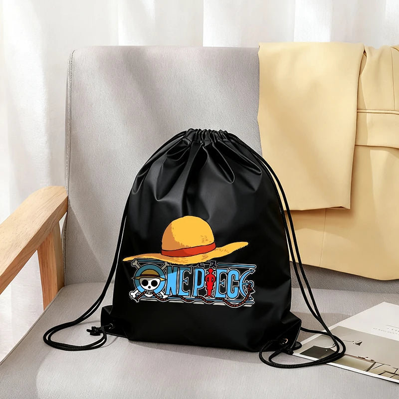 Borsa sportiva pieghevole portatile con coulisse nera per ragazzi, ispirata all'anime One Piece, con doppia tracolla, per palestra e tempo libero.