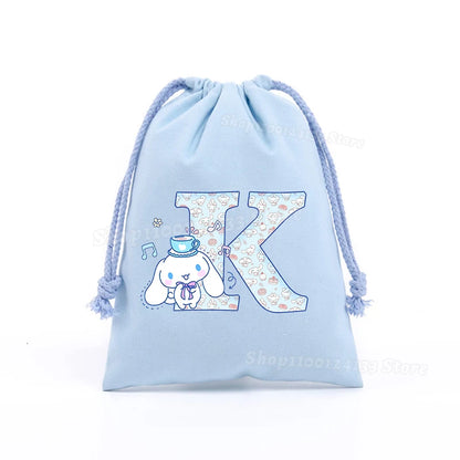 Simpatica borsa con coulisse per ragazza Cinnamoroll Sanrio Lettera Anime AZ Stampa portatile per bambini Kawaii Festa di compleanno Tasca a mano Giocattolo Custodia regalo