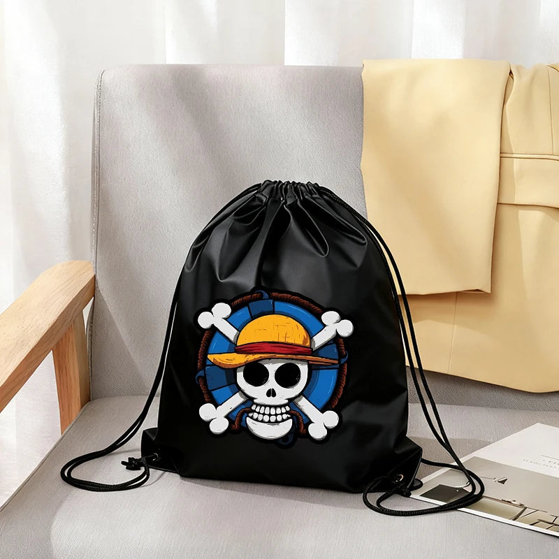 Borsa sportiva pieghevole portatile con coulisse nera per ragazzi, ispirata all'anime One Piece, con doppia tracolla, per palestra e tempo libero.
