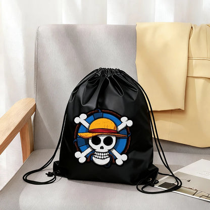 Borsa sportiva pieghevole portatile con coulisse nera per ragazzi, ispirata all'anime One Piece, con doppia tracolla, per palestra e tempo libero.