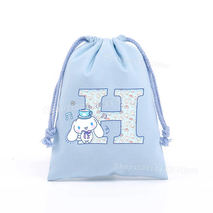 Simpatica borsa con coulisse per ragazza Cinnamoroll Sanrio Lettera Anime AZ Stampa portatile per bambini Kawaii Festa di compleanno Tasca a mano Giocattolo Custodia regalo