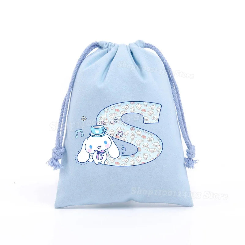 Simpatica borsa con coulisse per ragazza Cinnamoroll Sanrio Lettera Anime AZ Stampa portatile per bambini Kawaii Festa di compleanno Tasca a mano Giocattolo Custodia regalo