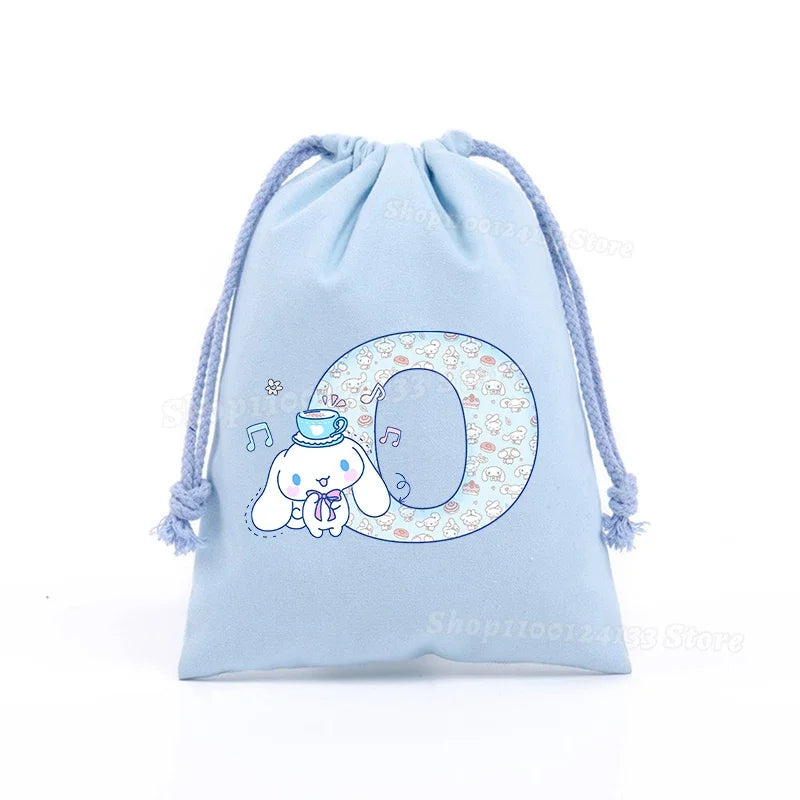 Simpatica borsa con coulisse per ragazza Cinnamoroll Sanrio Lettera Anime AZ Stampa portatile per bambini Kawaii Festa di compleanno Tasca a mano Giocattolo Custodia regalo