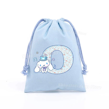 Simpatica borsa con coulisse per ragazza Cinnamoroll Sanrio Lettera Anime AZ Stampa portatile per bambini Kawaii Festa di compleanno Tasca a mano Giocattolo Custodia regalo