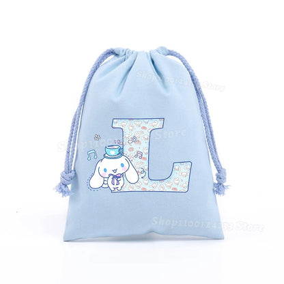 Simpatica borsa con coulisse per ragazza Cinnamoroll Sanrio Lettera Anime AZ Stampa portatile per bambini Kawaii Festa di compleanno Tasca a mano Giocattolo Custodia regalo