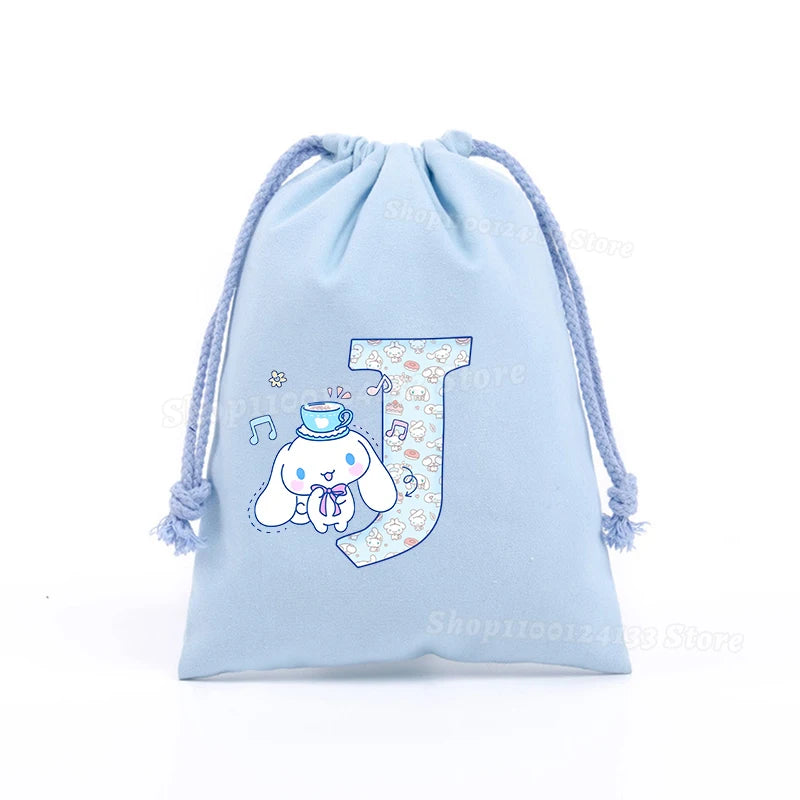 Simpatica borsa con coulisse per ragazza Cinnamoroll Sanrio Lettera Anime AZ Stampa portatile per bambini Kawaii Festa di compleanno Tasca a mano Giocattolo Custodia regalo
