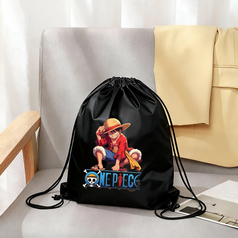 Borsa sportiva pieghevole portatile con coulisse nera per ragazzi, ispirata all'anime One Piece, con doppia tracolla, per palestra e tempo libero.
