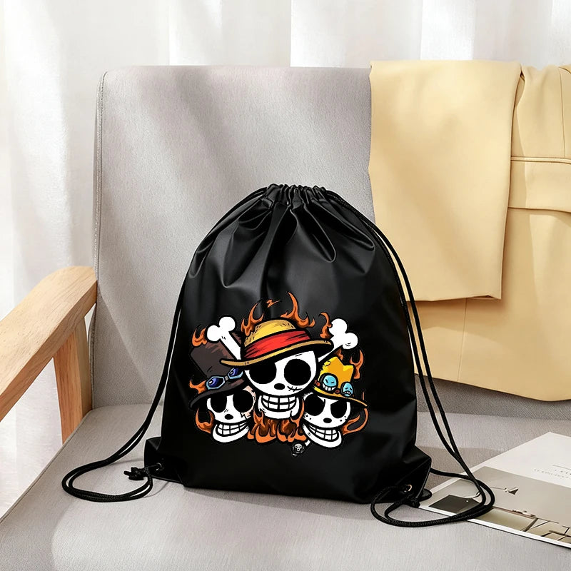 Borsa sportiva pieghevole portatile con coulisse nera per ragazzi, ispirata all'anime One Piece, con doppia tracolla, per palestra e tempo libero.
