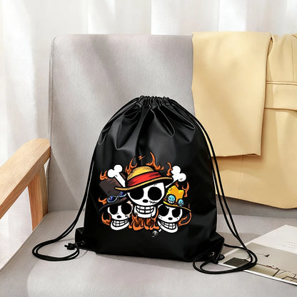 Borsa sportiva pieghevole portatile con coulisse nera per ragazzi, ispirata all'anime One Piece, con doppia tracolla, per palestra e tempo libero.